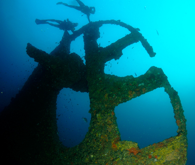 divers scuba diving Nebo wreck at Aliwal Shoal
